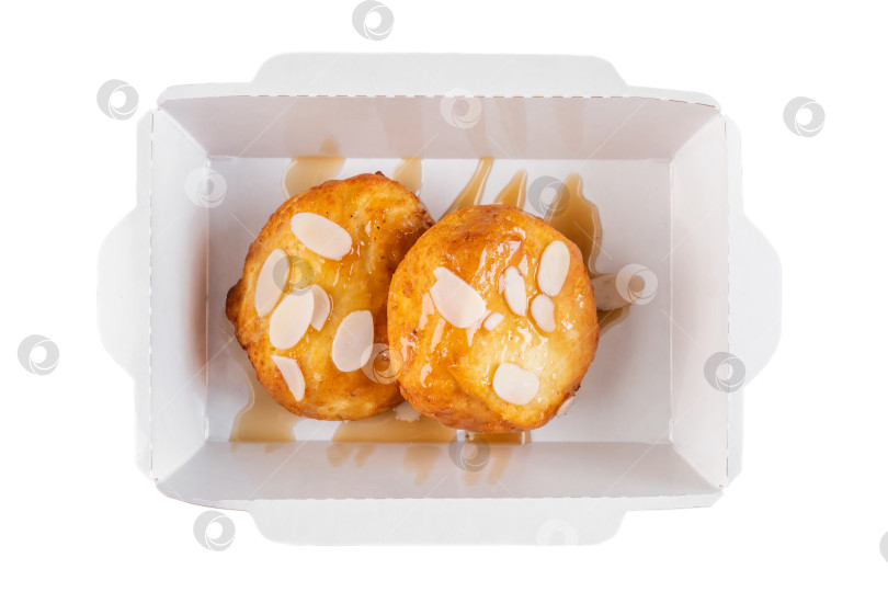 Скачать Сладкий творожный блинчик с сиропом и миндальными хлопьями в коробке из крафт-бумаги, которую можно вынимать, вид сверху крупным планом, в плоском виде, вкусный десерт на завтрак и закуску фотосток Ozero