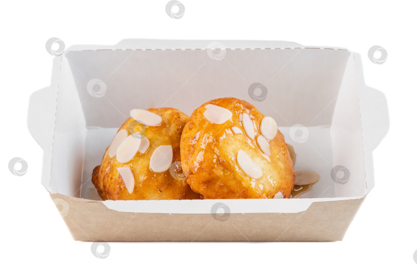 Скачать Сладкий творожный блинчик с сиропом и миндальными хлопьями в коробке из крафт-бумаги на вынос на белом фоне, вид сбоку, крупный план, с помощью copy space десерт фотосток Ozero