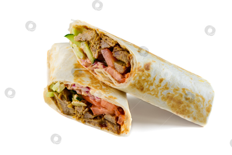 Скачать Нарезанная пополам шаурма из свежей говядины с помидорами и огурцами на белом фоне, вид сбоку с места для копирования, вкусная пикантная мясная закуска для меню фотосток Ozero