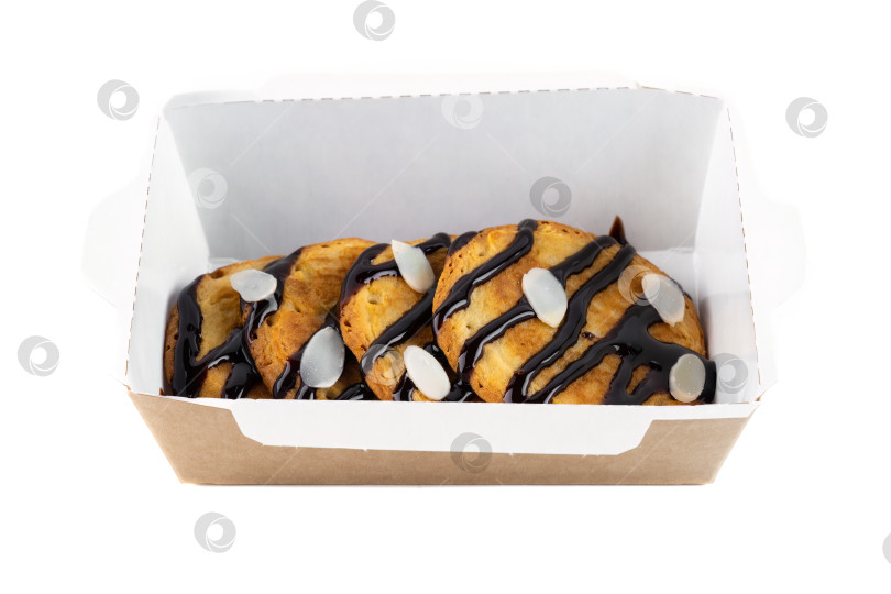 Скачать Свежеиспеченное сладкое печенье с шоколадной глазурью и миндальными хлопьями в упаковке из крафт-бумаги на белом фоне, вид сбоку с местом для копирования фотосток Ozero