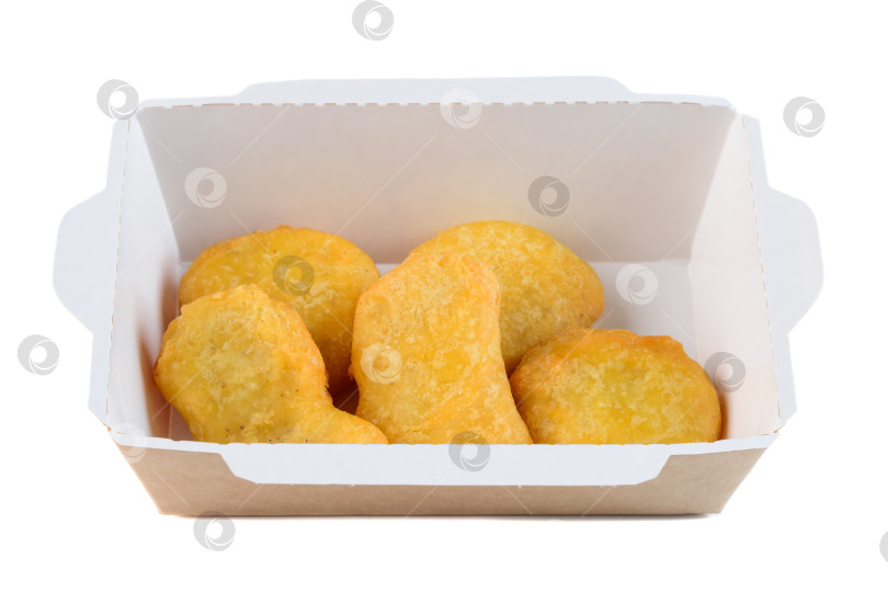 Скачать Хрустящий золотистый куриный наггетс в упаковке из крафт-бумаги на вынос на белом фоне, вид сбоку крупным планом, с возможностью копирования, вкусная пикантная мясная закуска фотосток Ozero