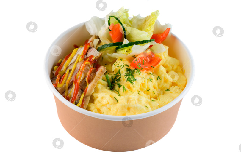 Скачать Тарелка для завтрака с яичницей-болтуньей, жареной курицей и салатом из свежих овощей в крафтовой бумаге на белом фоне, вид сбоку с пространством для копирования фотосток Ozero