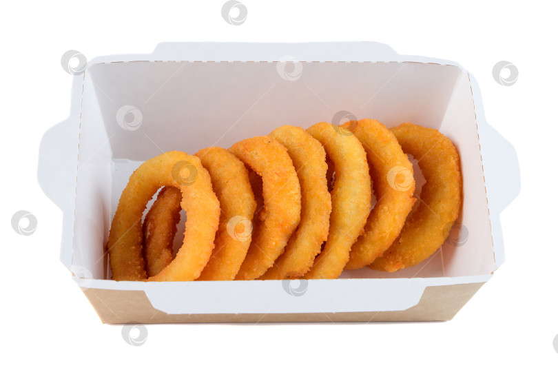 Скачать Хрустящее золотистое луковое кольцо в контейнере из крафт-бумаги на вынос на белом фоне, вид сбоку крупным планом с возможностью копирования, вкусная пикантная закуска из фастфуда фотосток Ozero