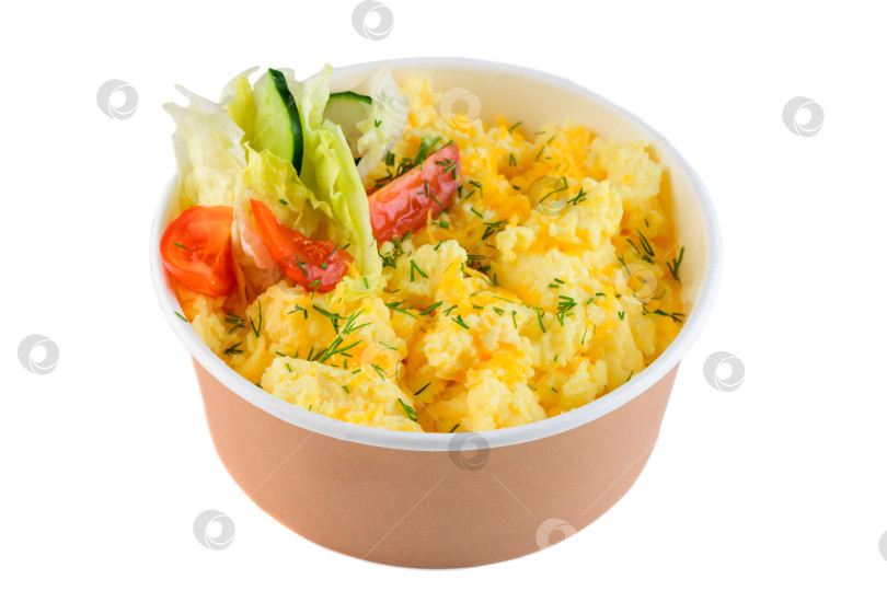 Скачать Воздушная яичница-болтунья со свежими помидорами, огурцами и листьями салата-латука в крафтовой бумаге на белом фоне, вид сбоку крупным планом с возможностью копирования фотосток Ozero