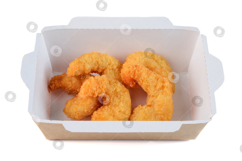 Скачать Хрустящие креветки в панировке в белой бумажной коробке на вынос на белом фоне, вид сбоку крупным планом, с возможностью копирования, вкусная закуска из жареных морепродуктов фотосток Ozero