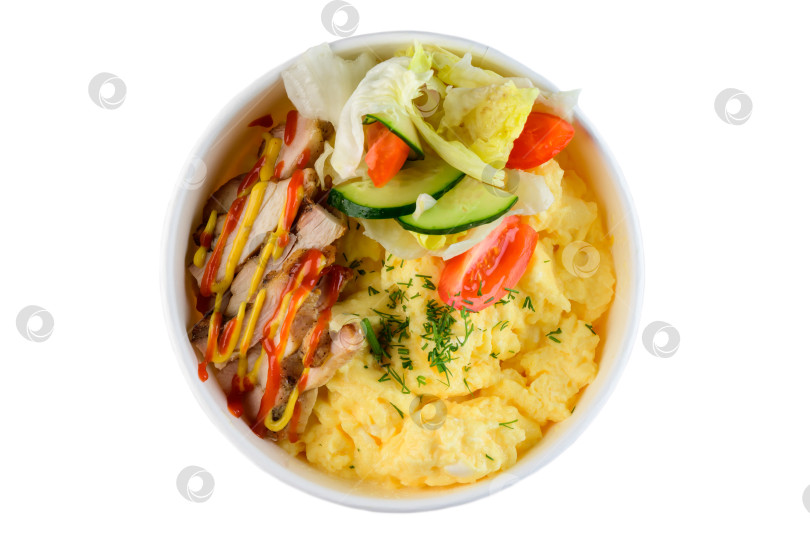 Скачать Тарелка для завтрака с яичницей-болтуньей, жареным мясом и салатом из свежих овощей в белой бумаге, тарелка для выноса на белом фоне, вид сверху с пространством для копирования фотосток Ozero