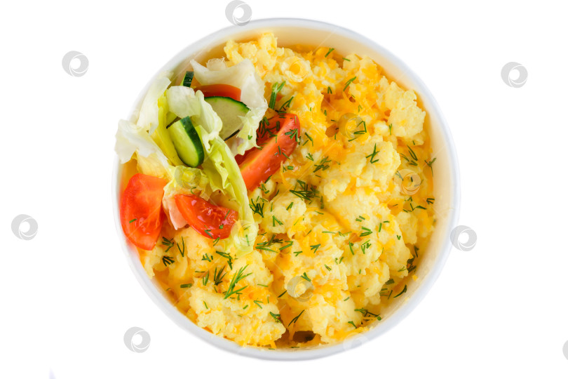 Скачать Воздушная яичница-болтунья со свежими помидорами, огурцами и листьями салата-латука, завернутая в белую бумагу, вынимается из миски, вид сверху крупным планом. фотосток Ozero