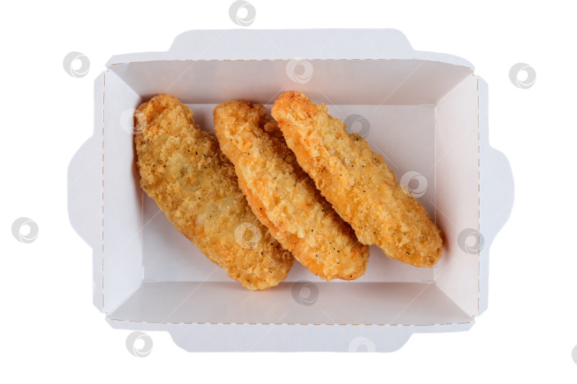 Скачать Свежеиспеченная хрустящая куриная полоска в белой бумаге, вынимаемая из контейнера на белом фоне, вид сверху крупным планом, плоская полоска с пространством для копирования, вкусная закуска фотосток Ozero