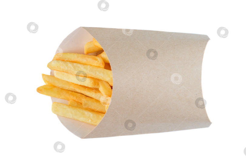 Скачать Хрустящий золотистый картофель фри в контейнере из крафт-бумаги на вынос на белом фоне вид сверху крупным планом плоская тарелка с местом для копирования вкусная пикантная нездоровая пища фотосток Ozero