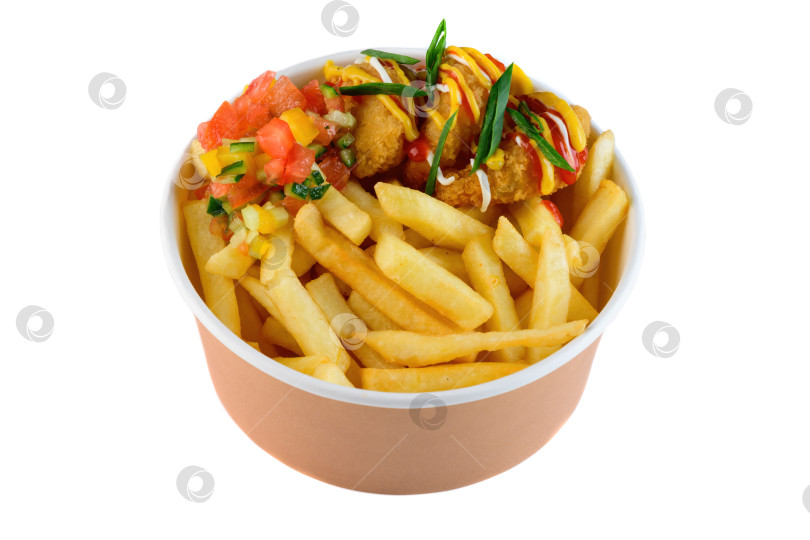 Скачать Миска из морепродуктов с креветками, обжаренными по-французски, сальсой из свежих овощей и горчичным соусом в крафтовой бумаге, миска для выноса на белом фоне, вид сбоку с пространством для копирования фотосток Ozero