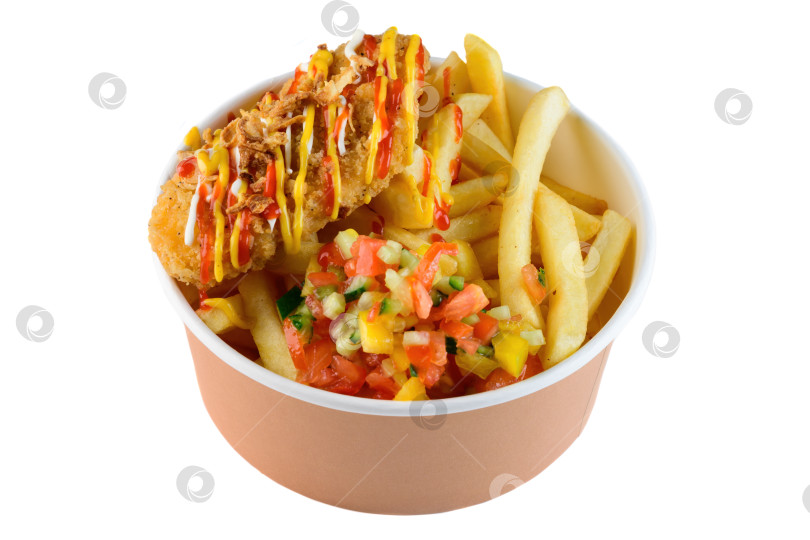 Скачать Хрустящие куриные полоски с картофелем фри, сальсой из свежих овощей и соусом в крафтовой бумаге на белом фоне, вид сбоку с места для копирования крупным планом фотосток Ozero