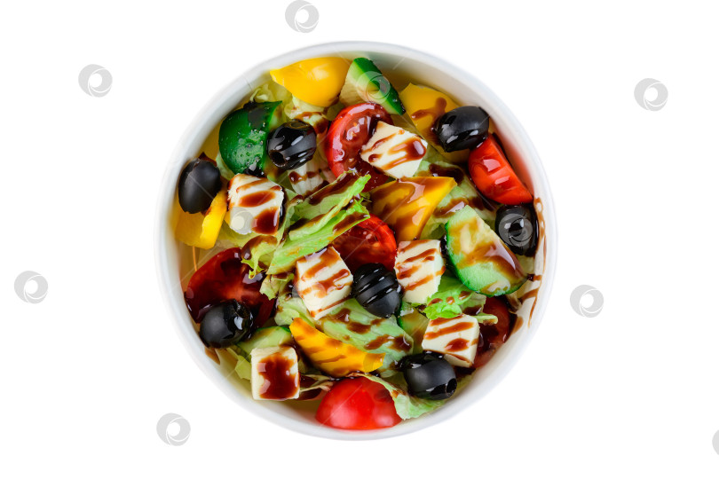 Скачать Свежий греческий салат с сыром фета, оливками, помидорами и огурцами в белой бумажной тарелке на белом фоне, вид сверху крупным планом, плоская выкладка с пространством для копирования фотосток Ozero