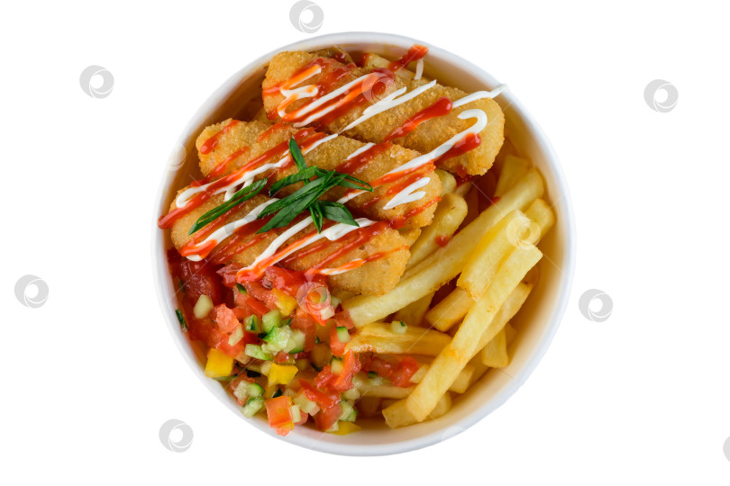 Скачать Миска для курицы с картофелем фри, сальсой из свежих овощей и соусом в белой бумаге, вынутая миска на белом фоне, вид сверху, плоская, с пространством для копирования фотосток Ozero