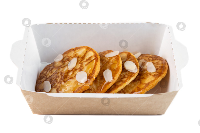 Скачать Сладкий блинчик с сиропом и миндальными хлопьями в коробке из крафт-бумаги на вынос на белом фоне вид сбоку с местом для копирования и без людей вкусный завтрак фотосток Ozero