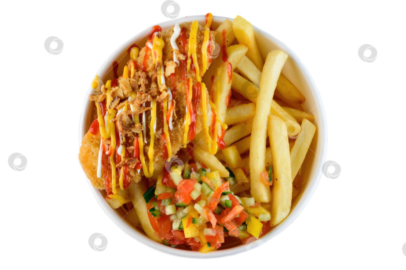 Скачать Хрустящий стриптиз из курицы с картофелем фри, сальсой из свежих овощей и соусом в белой бумаге, вынимаемый из миски, вид сверху крупным планом, аппетитная пикантная закуска фотосток Ozero