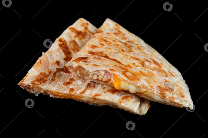 Скачать Вкуснейшая кесадилья с плавленым сыром и помидорами на черном фоне, вид сбоку крупным планом с места для копирования, пикантная мексиканская закуска на вынос фотосток Ozero