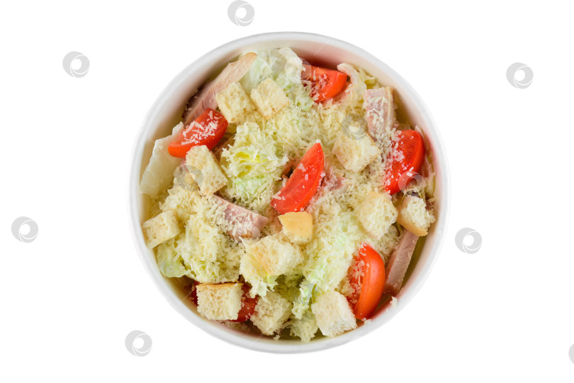 Скачать Свежий салат "Цезарь" с курицей, гренками и помидорами черри в белой бумажной тарелке на белом фоне, вид сверху крупным планом, плоская выкладка с возможностью копирования фотосток Ozero