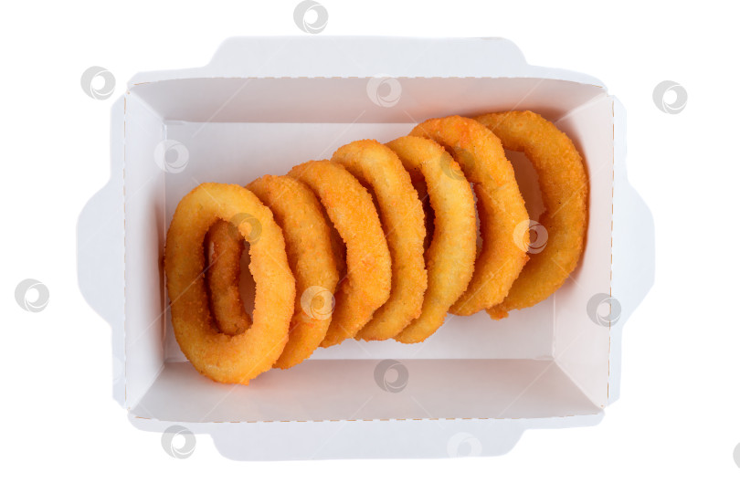 Скачать Хрустящее золотистое луковое кольцо в белой бумажной упаковке для еды на вынос на белом фоне вид сверху крупным планом плоская тарелка с местом для копирования вкусная пикантная закуска фотосток Ozero