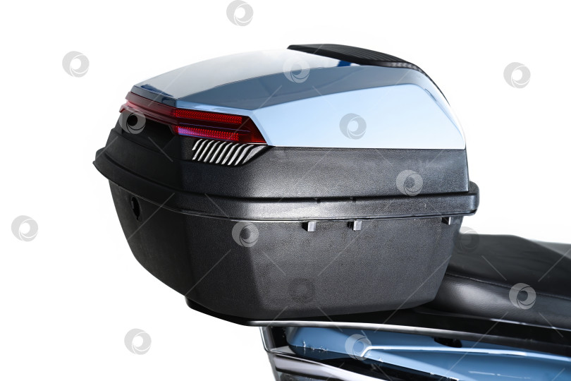 Скачать Верхний чехол для мотоцикла, багажный ящик с отражателем на белом фоне, вид сбоку крупным планом, без людей, для каталога автомобильных аксессуаров и запасных частей фотосток Ozero