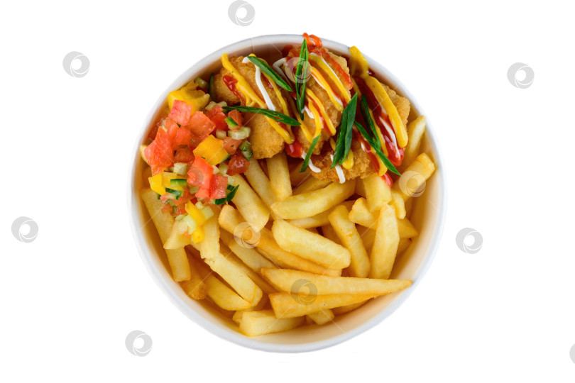 Скачать Миска для креветок с картофелем фри, сальсой из свежих овощей и соусом в белой бумаге, миска для выноса на белом фоне, вид сверху, плоская, с пространством для копирования фотосток Ozero