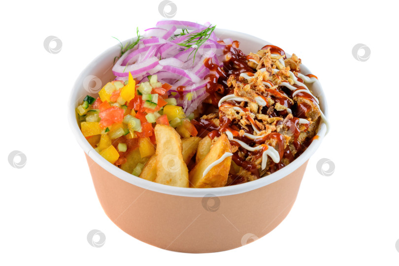 Скачать Миска для курицы с соусом барбекю, картофельными дольками, салатом из свежих овощей и красным луком в крафтовой бумаге, миска для выноса на белом фоне, вид сбоку крупным планом фотосток Ozero