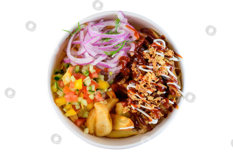 Скачать Блюдо из курицы с соусом барбекю, картофельными дольками, салатом из свежих овощей и красным луком, завернутое в белую бумагу, на белом фоне, вид сверху, плоская выкладка фотосток Ozero