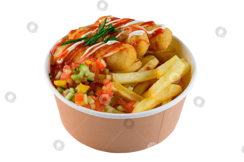 Скачать Миска для курицы с картофелем фри, сальсой из свежих овощей и соусом в крафтовой бумаге, миска для выноса на белом фоне, вид сбоку крупным планом с возможностью копирования фотосток Ozero