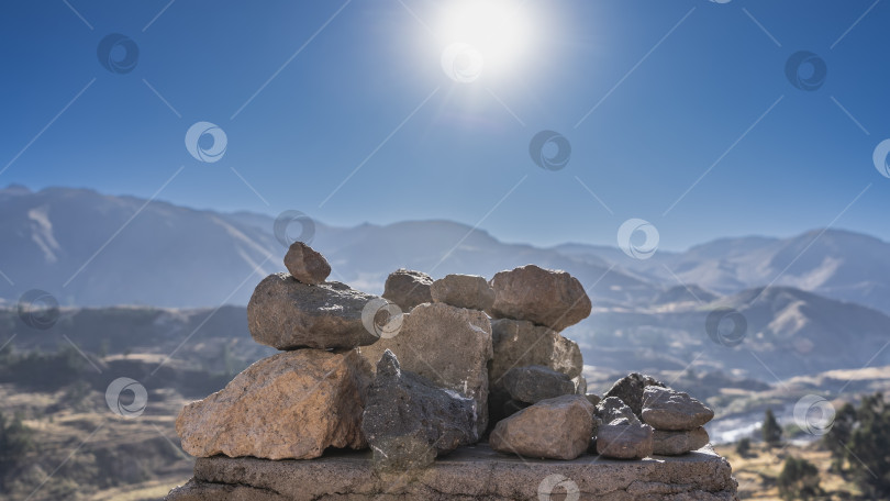 Скачать Пирамиды из камней сложены на валуне. фотосток Ozero