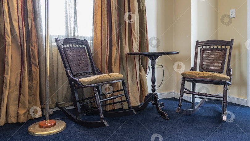 Скачать Интерьер гостиной выполнен в стиле ретро. фотосток Ozero