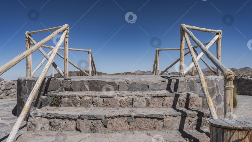 Скачать Круглая каменная смотровая площадка на большой высоте. Ступени, деревянный забор. фотосток Ozero