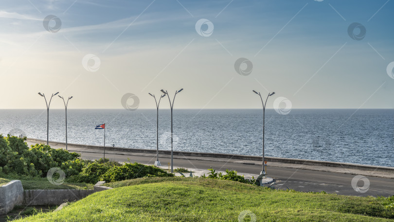 Скачать Набережная Малекон проходит вдоль берега океана. фотосток Ozero