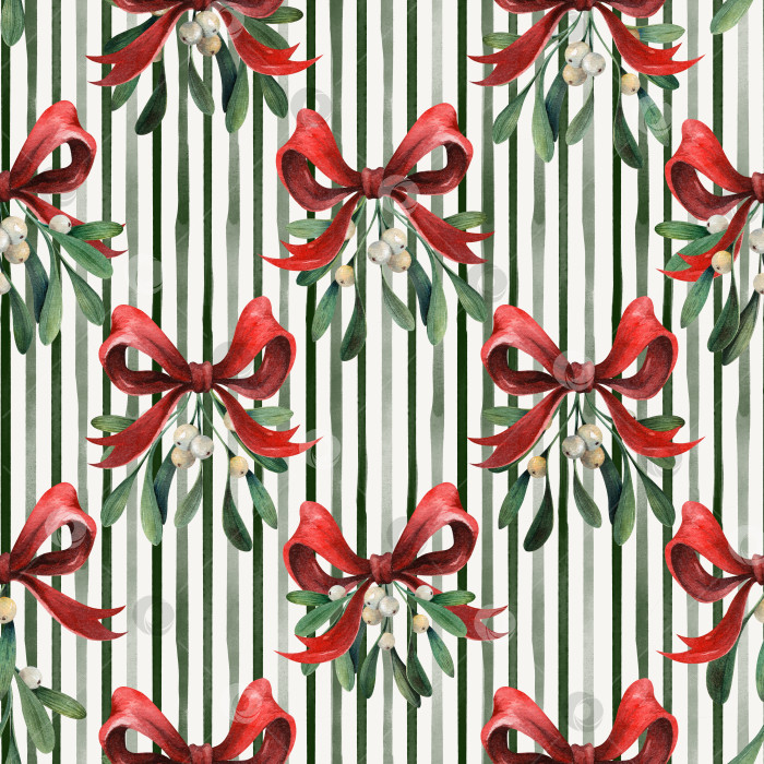 Скачать Ветки омелы с белыми ягодами и красными бантиками на полосатом фоне, бесшовный акварельный узор. Рождественский праздничный дизайн для ткани, оберточной бумаги, поздравительных открыток и праздничного декора. фотосток Ozero