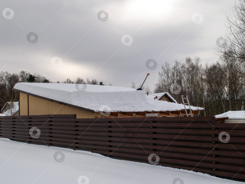 Скачать Заснеженный дачный поселок в пасмурный день фотосток Ozero