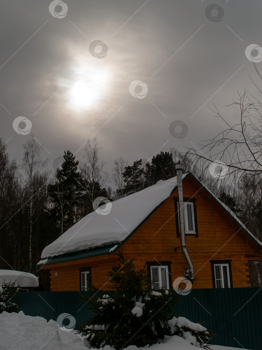 Скачать Заснеженный дачный поселок в пасмурный день фотосток Ozero