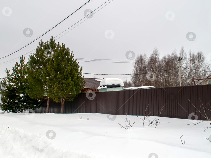 Скачать Заснеженный дачный поселок в пасмурный день фотосток Ozero