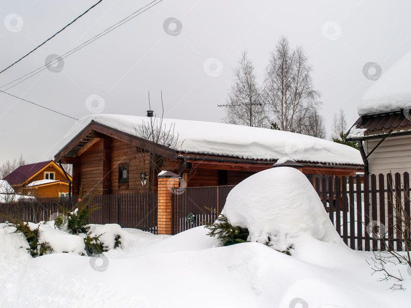 Скачать Заснеженный дачный поселок в пасмурный день фотосток Ozero