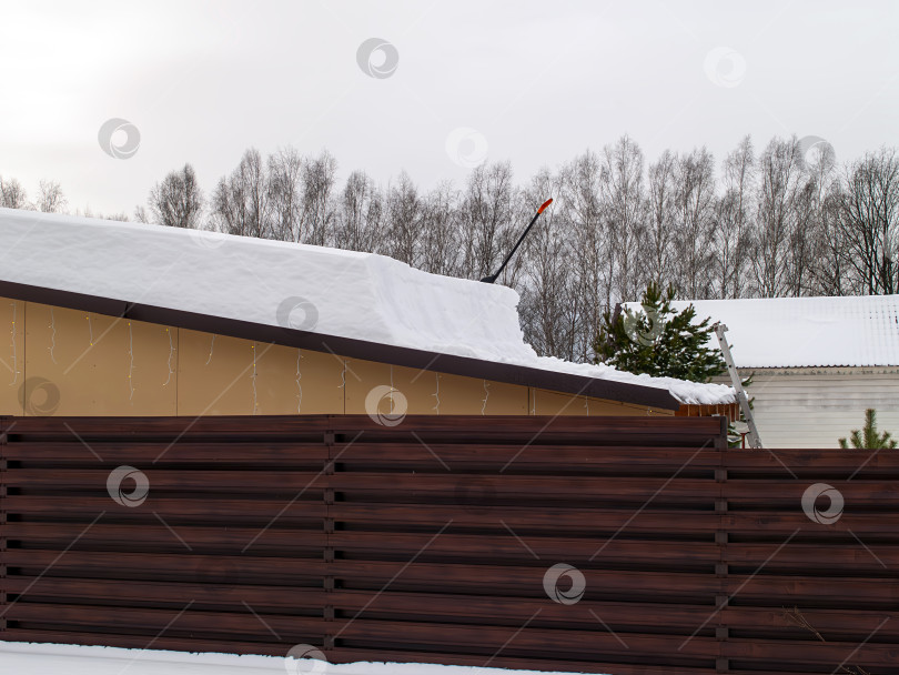 Скачать Заснеженный дачный поселок в пасмурный день фотосток Ozero