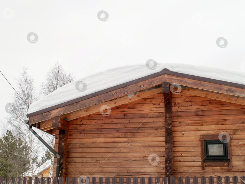 Скачать Заснеженный дачный поселок в пасмурный день фотосток Ozero