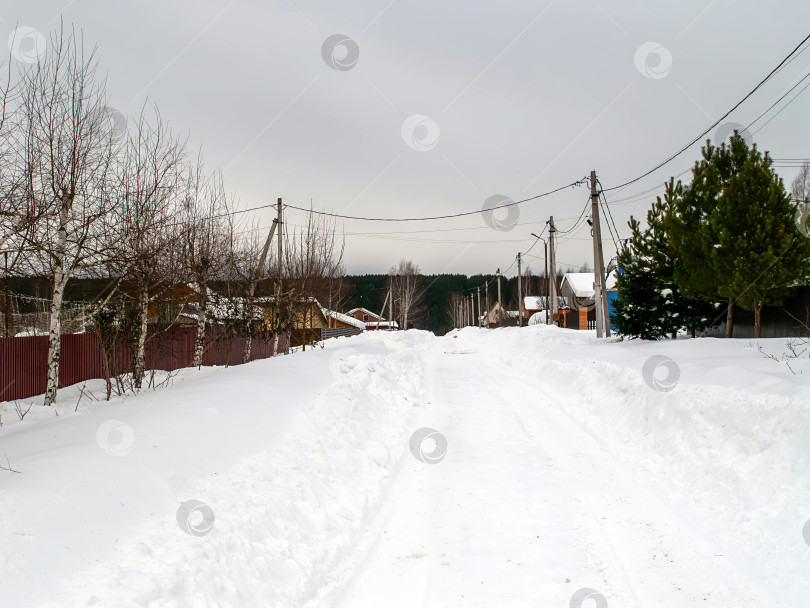 Скачать Заснеженный дачный поселок в пасмурный день фотосток Ozero
