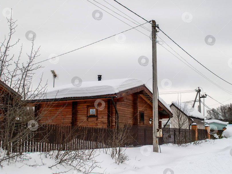 Скачать Заснеженный дачный поселок в пасмурный день фотосток Ozero