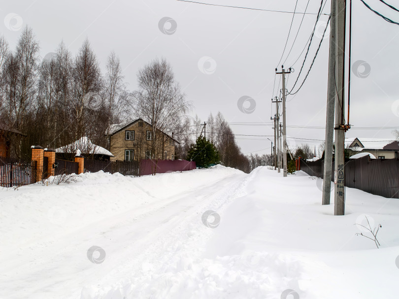 Скачать Заснеженный дачный поселок в пасмурный день фотосток Ozero