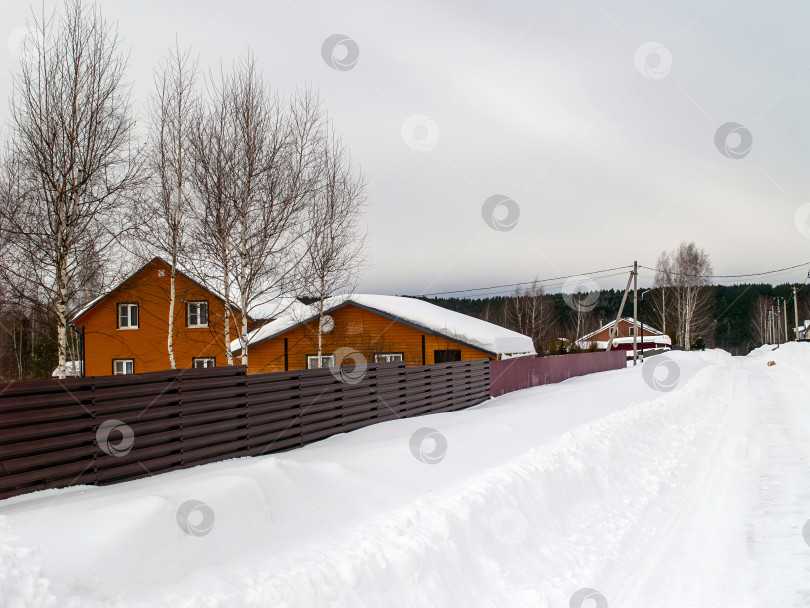 Скачать Заснеженный дачный поселок в пасмурный день фотосток Ozero