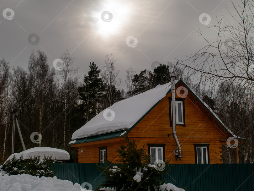 Скачать Заснеженный дачный поселок в пасмурный день фотосток Ozero