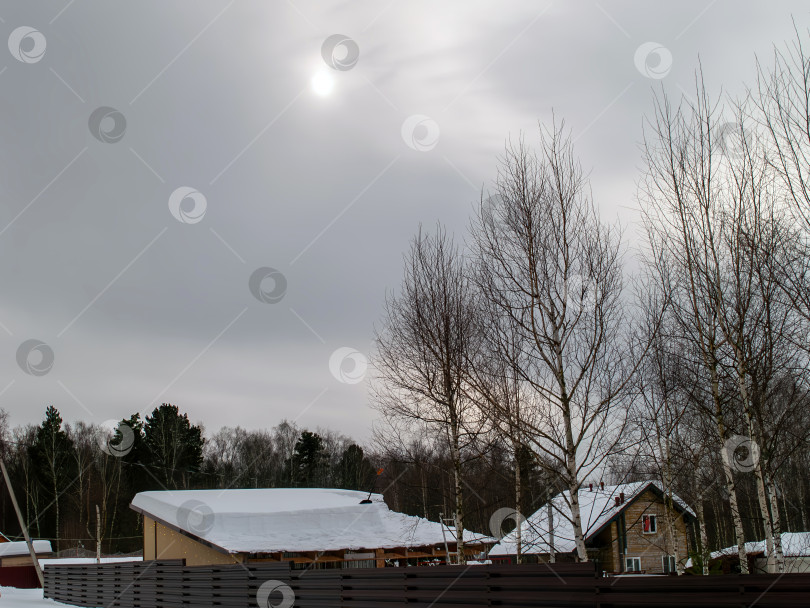 Скачать Заснеженный дачный поселок в пасмурный день фотосток Ozero