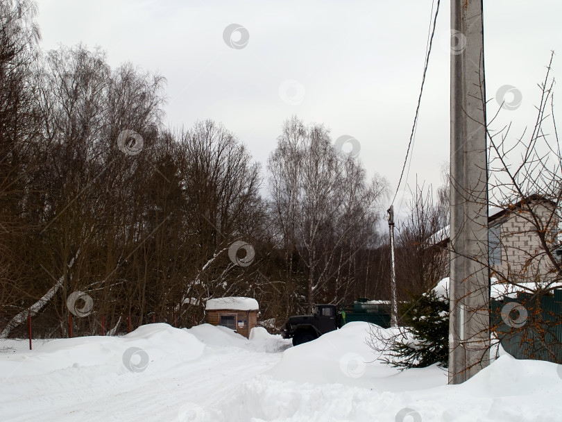 Скачать Заснеженный дачный поселок в пасмурный день фотосток Ozero