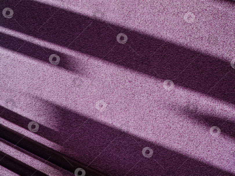 Скачать Абстрактный текстурированный фиолетовый фон с длинными тенями разных размеров и форм, расположенными под углом к поверхности. фотосток Ozero