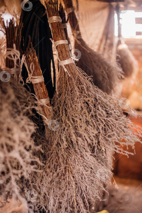 Скачать Веник из полыни, метла для уборки участка. Фитотерапия. фотосток Ozero