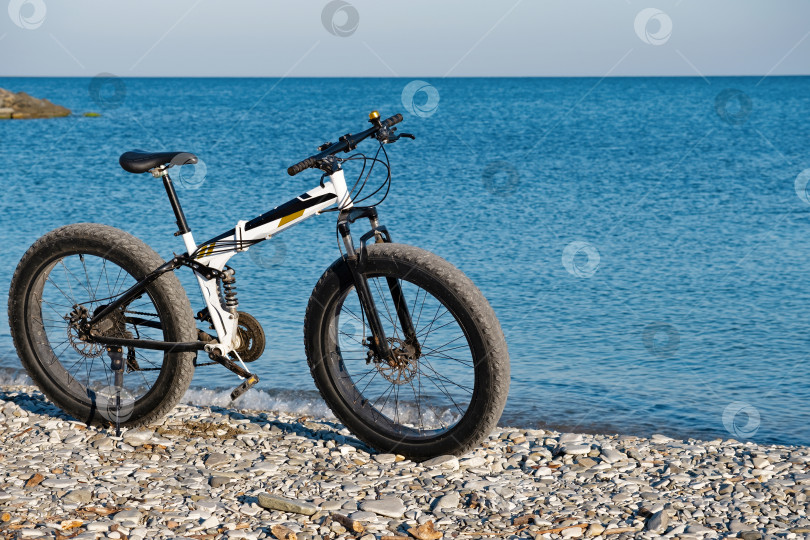 Скачать Припаркованный на пляже велосипед ждет продолжения фотосток Ozero