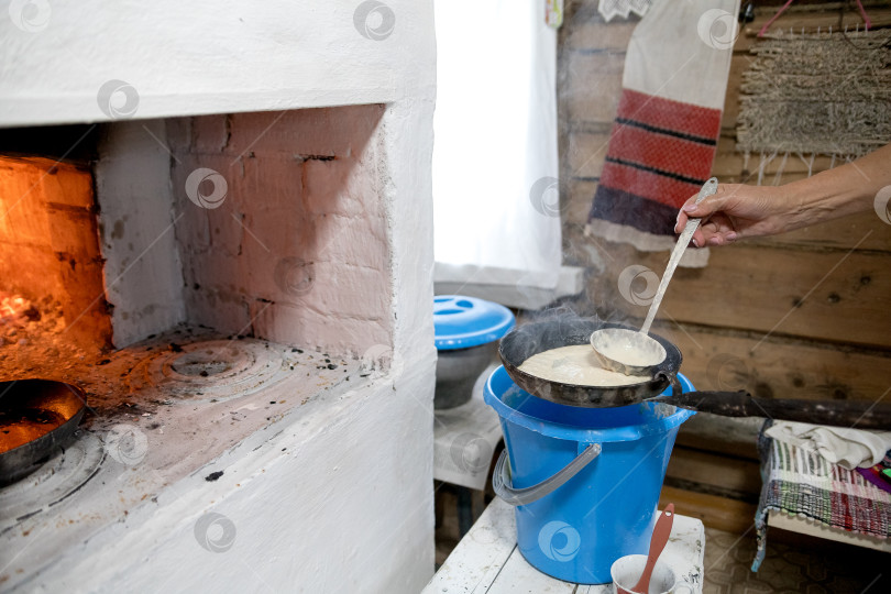 Скачать готовим на сковороде в духовке. Деревенская жизнь. фотосток Ozero