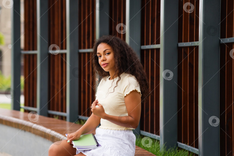 Скачать Молодая чернокожая женщина смешанной расы фотосток Ozero